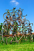 Frankreich,Hauts de France,Pas de Calais,Mont St Eloi. Skulptur eines Fahrrads