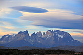 Chile,Magallanes,Torres del Paine,national park,Cuernos del Paine,linsenförmige Wolken,