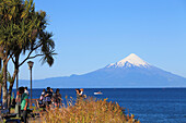Chile,Seenplatte,Puerto Varas,Llanquihue-See,Vulkan Osorno,Menschen,