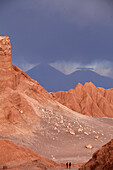 Chile,Antofagasta Region,Atacama Wüste,Valle de la Luna,Vulkan Licancabur,Menschen,