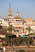 Spanien,Andalusien,Sevilla,Skyline,Uferpromenade,Menschen