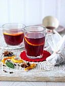 Glühwein mit Orangenscheiben und Gewürzen