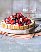 Berry tart with cream filling