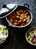 Chicken Tikka Masala mit Reis und Gurkensalat