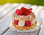 Paris-Brest Ispahan mit Himbeeren und Rosenblättern