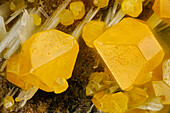 Wulfenite and baryte crystals