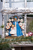 Weihnachtliche Krippenszene hinter Glas in Vintage-Laterne