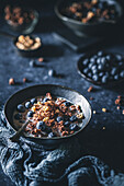 Knuspermüsli mit Heidelbeeren und Milch