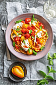 Spaghetti mit Burrata, Kirschtomaten und Salzzitronen