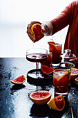 Negroni Cocktail mit pink Grapefruit