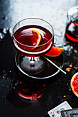 Negroni Cocktail mit pink Grapefruit