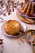 Napfkuchen mit rosa Glasur und Kirschblüten