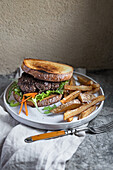 Rindfleisch-Burger mit Pommes