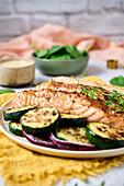 Grilled salmon with courgettes and red onions