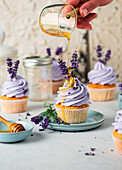 Lavendel-Cupcakes mit Honig