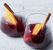 Mulled wine from the slow cooker with orange and pomegranate seeds