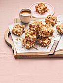 Biscoff-Rocky Roads mit Karamellsauce