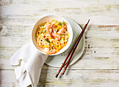 Asian pasta salad with prawns and peppers