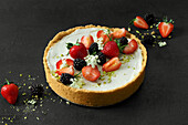 No-bake mini cheesecake with strawberries, blackberries and elderflowers