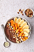 Süße Blumenkohlbowl mit Banane, Aprikose und Nüssen