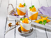 Fruchtige Joghurtdesserts mit Mango