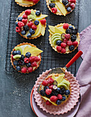 Pudding-Tartelettes mit Beeren und Früchten