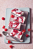 Frozen-Joghurt-Bars mit Himbeeren und Schokoladenboden