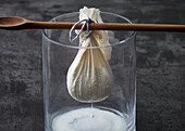 Abtropfendes Labneh-Säckchen in Glas