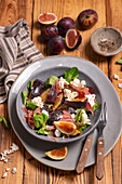 Autumn salad with ham, cheese and figs