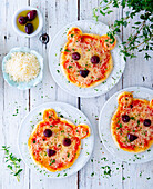 Mini bear-shaped pizzas for children's parties