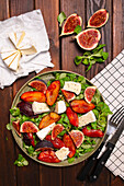 Lamb's lettuce with plums, figs and camembert