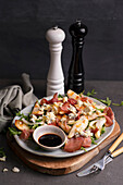 Salad with grilled pears, Italian ham and blue cheese