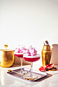 Granatapfel-Gin-Fizz mit rosa Zuckerwatte