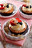 Cupcakes with cream cheese and berries