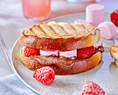 Gegrilltes Brioche-Sandwich mit Nutella, Marshmallows und Himbeeren