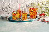 Pimm's Fizz Cocktail mit Erdbeeren und Gurken