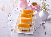 Apricot slices with cinnamon cream