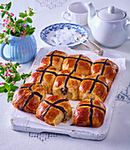 Cinnamon and vanilla buns with honey and cocoa