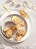 Crispy caramel cookies with almonds