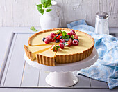 Pudding tart with berries and mint