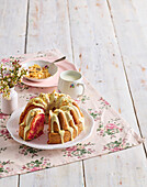 Bundt Cake mit Erdbeeren und weißer Schokolade