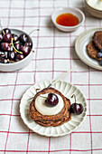 Schokoladen-Roggenpfannkuchen mit Tahini-Joghurt und Kirschen