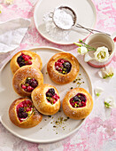 Berry cakes with pistachios and powdered sugar