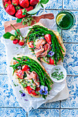 Flatbread with green asparagus, strawberries, and prosciutto