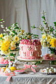 Rosa Buttercremetorte zu Ostern