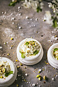 Meringues with pistachio cream