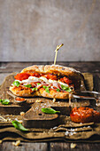 Ciabatta mit Mozzarella, Tomate und Schinken