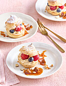 Cream puffs with caramel and fruit + steps