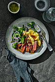 Hüftsteak mit Kartoffelpüree und Feldsalat