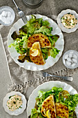 Sellerieschnitzel mit frischem Salat und Kräuterdip